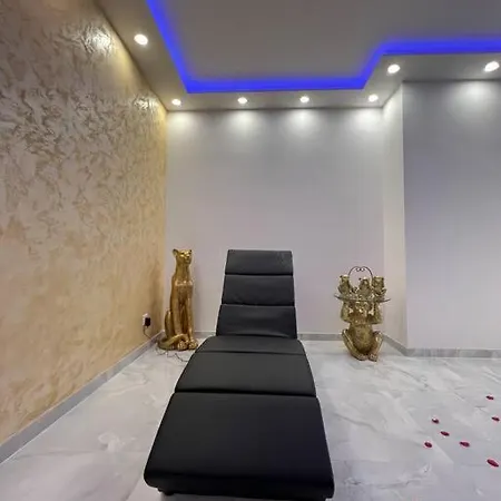 Golden Seconds Daire Strazburg