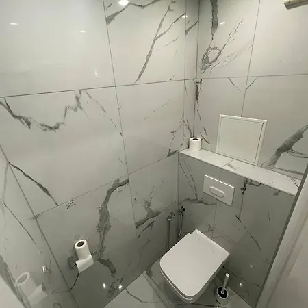 Golden Seconds Apartment *