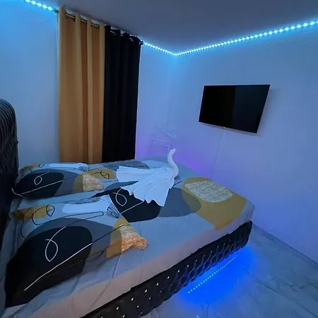 Golden Seconds Apartment *