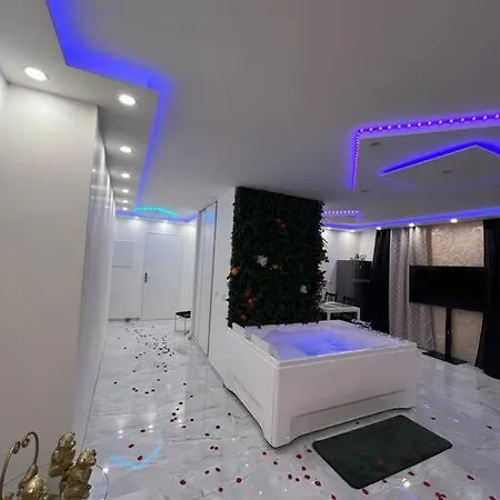 Golden Seconds Daire Strazburg