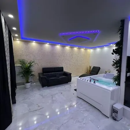 Golden Seconds Apartment